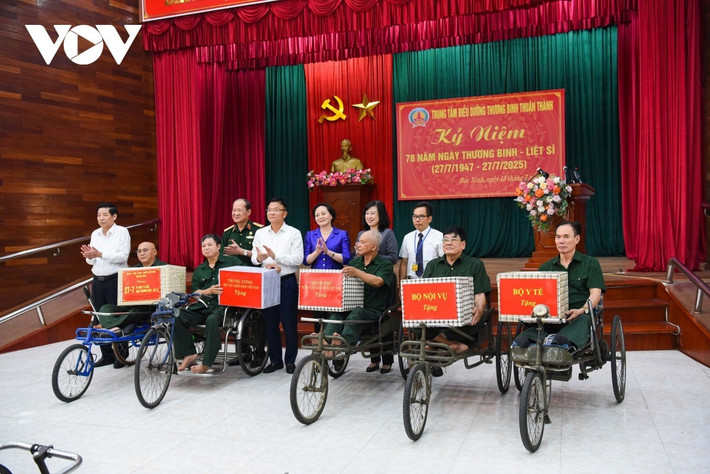Phó Thủ tướng Chính phủ Lê Thành Long cùng lãnh đạo một số Bộ ban, ngành Trung ương trao quà tặng các thương bệnh binh.