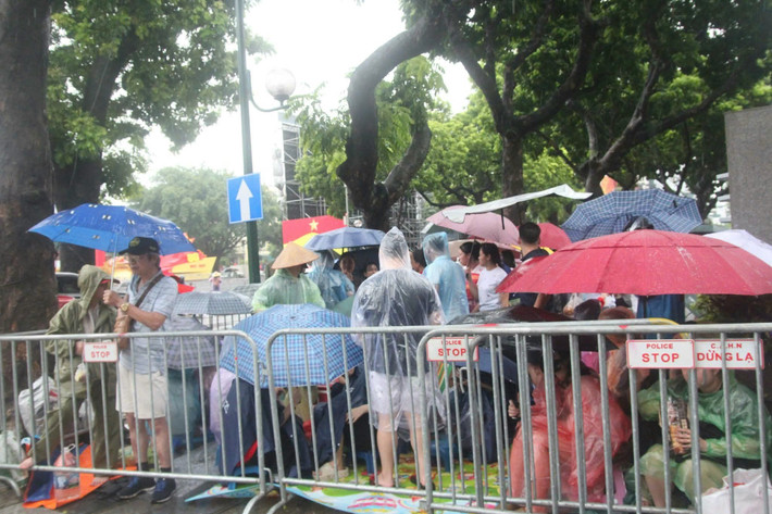 Cầm trên tay lá cờ Tổ quốc nhỏ, bác Nguyễn Mạnh Hùng (72 tuổi, quận Ba Đình) chia sẻ: "Mấy hôm nay nghe tin bão rồi mưa suốt, tôi cũng lo. Nhưng đây là sự kiện 80 năm mới có một lần, mưa gió sá gì! Phải đi, phải đến xem để thấy được khí thế hào hùng của dân tộc, để sống lại những năm tháng tuổi trẻ và để con cháu mình hiểu thêm về lịch sử đất nước".