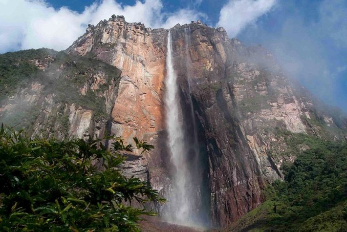 6. Là điểm đến mơ ước của dân phiêu lưu. Du khách thường phải di chuyển bằng máy bay cánh quạt nhỏ, đi cano xuyên rừng và đi bộ nhiều giờ để đến được khu vực quan sát thác. Ảnh: Pinterest.