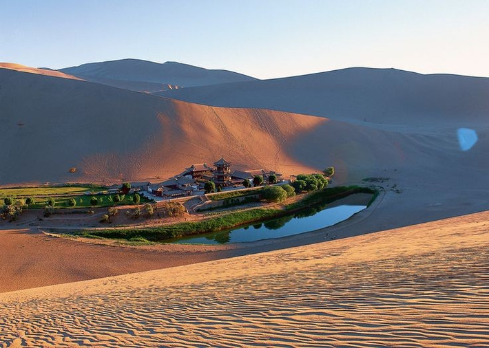 3. Sa mạc Gobi từng là vùng có khí hậu ẩm ướt trong quá khứ. Các nghiên cứu cho thấy hàng triệu năm trước, nơi đây từng có rừng cây và sông hồ – trước khi biến thành hoang mạc do thay đổi khí hậu. Ảnh: Pinterest.