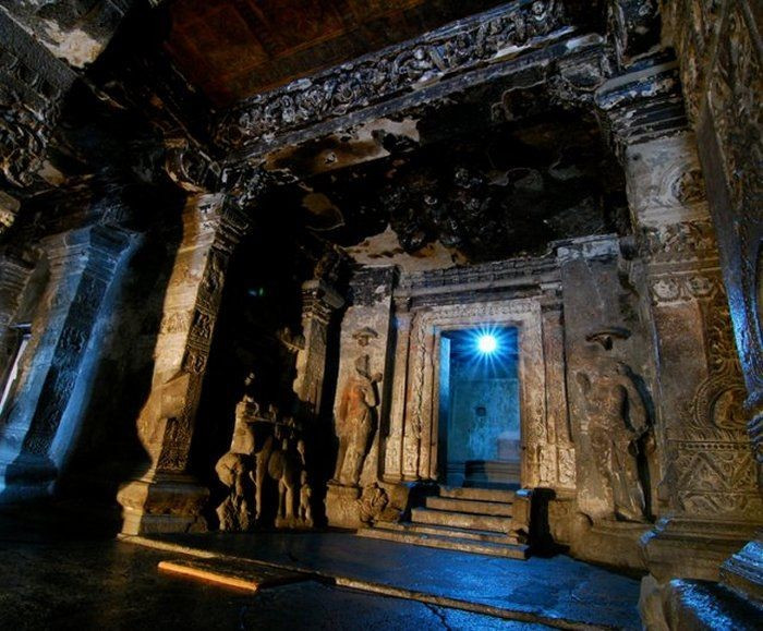 Quá trình xây dựng Kailasa vô cùng kỳ công. Thợ thủ công phải khoét đá từ trên xuống dưới, ước tính di chuyển hơn 200.000 tấn đá. Ảnh: Pinterest.