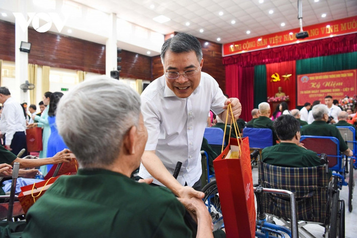 Trưởng Ban Tổ chức Trung ương Lê Minh Hưng trao quà tặng các thương bệnh binh.