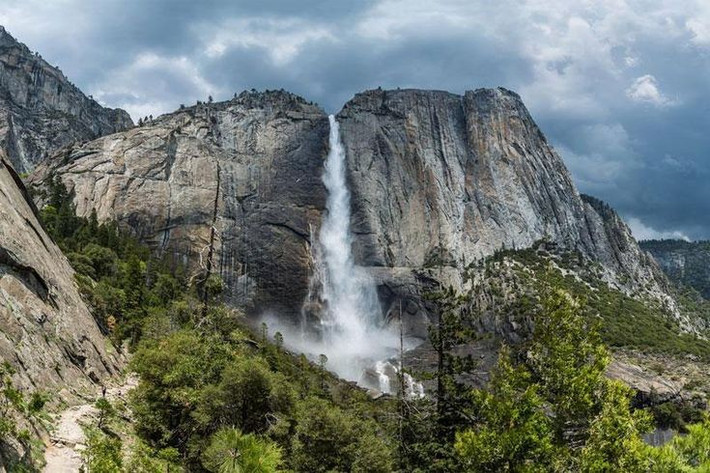 7. Là điểm du lịch nổi tiếng. Hàng triệu du khách đến Yosemite mỗi năm để chiêm ngưỡng thác, đặc biệt là từ các điểm ngắm nổi tiếng như Glacier Point. Ảnh: Pinterest.