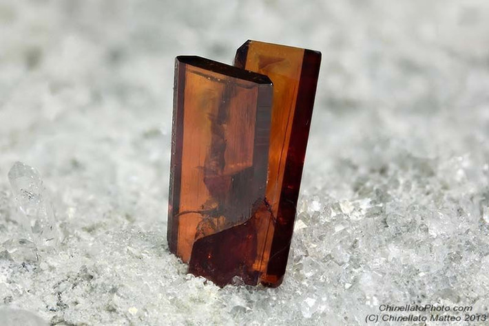 4. Hệ tinh thể trực thoi. Không giống rutile hay anatase, brookite kết tinh theo hệ trực thoi, tạo hình dạng tinh thể sắc cạnh và phức tạp. Ảnh: Pinterest.