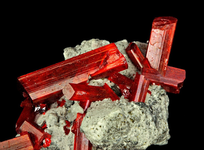 Xuất hiện trong nhiều truyền thuyết. Trong văn hóa Trung Hoa, Realgar được cho là có thể xua đuổi tà ma và rắn độc, thường được uống với rượu trong lễ Đoan Ngọ. Ảnh: Pinterest.