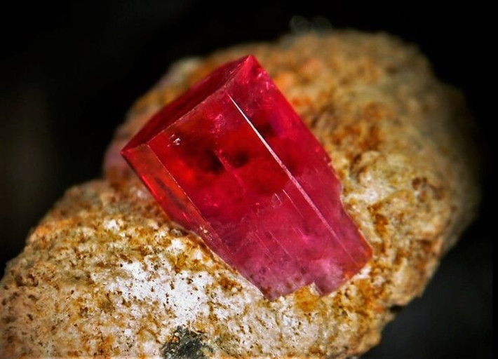 6. Có biệt danh là “ngọc lục bảo đỏ”. Giới sưu tầm thường gọi Bixbite là “ngọc lục bảo đỏ” vì tính chất khoáng học giống hệt ngọc lục bảo nhưng màu sắc thì hoàn toàn khác biệt. Ảnh: Pinterest.