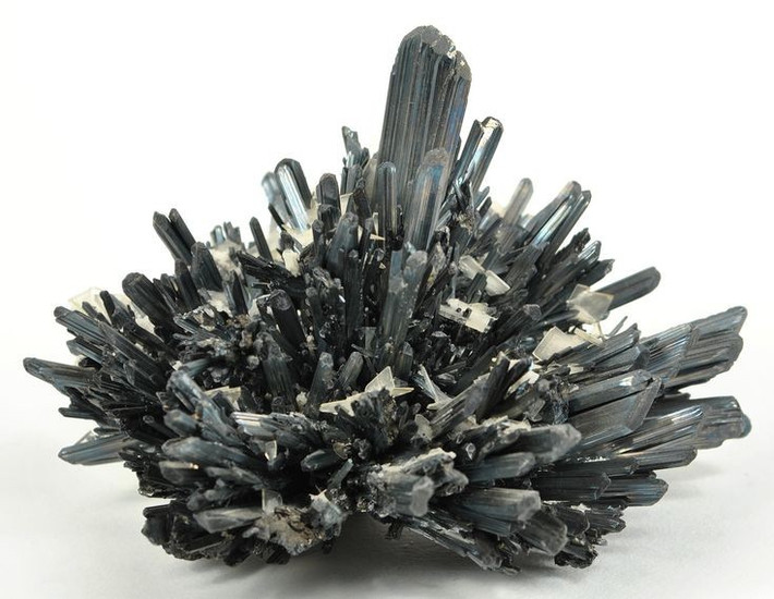 Độ cứng khá thấp. Trên thang Mohs, Stibnite chỉ đạt độ cứng từ 2 đến 2,5, dễ bị trầy xước và gãy vụn. Ảnh: Pinterest.