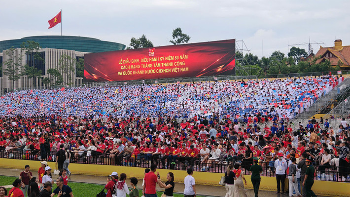 Màu cờ đỏ tràn ngập khán đàn, càng làm nổi bật sự trang nghiêm và khí thế hào hùng của buổi sơ duyệt diễu binh, diễu hành.