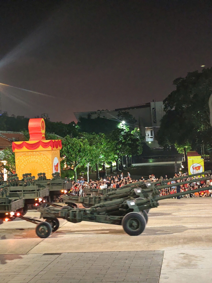 Ngay sau đó, các loại pháo binh với nòng pháo vươn cao sừng sững tiến qua, gợi nhắc sức mạnh răn đe và năng lực bảo vệ chủ quyền quốc gia.
