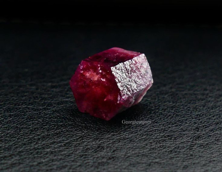 Đá quý dành cho nhà sưu tầm. Do trữ lượng cực kỳ hạn chế, Bixbite hiếm khi được dùng trong trang sức thương mại mà chủ yếu xuất hiện trong các bộ sưu tập đá quý. Ảnh: Pinterest.