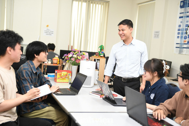 TS Nguyễn Văn Sơn trao đổi với sinh viên khoa Công nghệ Thông tin (trường ĐH Công nghệ, ĐHQG Hà Nội). Ảnh: UET. ts-son-3.jpg