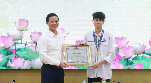 Ông Vương Quốc Tuấn, Chủ tịch UBND tỉnh Bắc Ninh trao Bằng khen, chúc mừng em Nguyễn Công Vinh. vinh.jpg