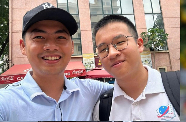 Thầy Võ Quốc Bá Cẩn và cậu học trò xuất sắc. vo-quoc-ba-can.png