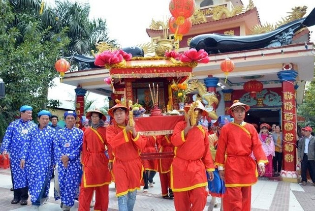 Lễ hội cúng cá Ông ở Quảng Ngãi. Ảnh: DLQN. ly-son.jpg