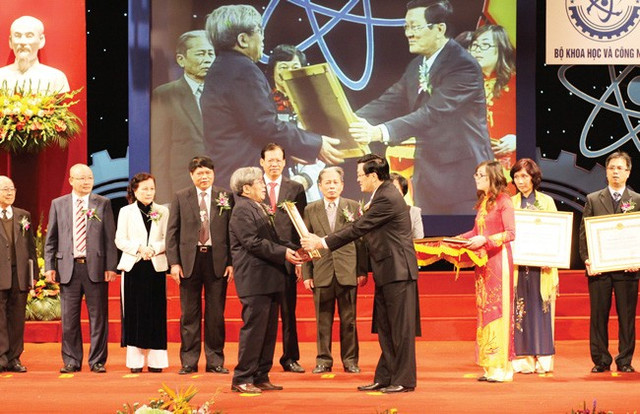 GS.NGND Hà Minh Đức được trao tặng Giải thưởng Nhà nước về KH-CN năm 2000 cho cụm công trình về Văn học Việt Nam hiện đại và lý luận văn học; Giải thưởng Hồ Chí Minh về KH-CN năm 2010 với cụm công trình sự nghiệp văn học, báo chí Hồ Chí Minh và một số vấn đề lý luận, thực tiễn văn hoá, văn nghệ Việt Nam. gs-ha-minh-duc-2.jpg