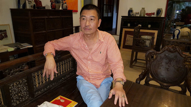 Họa sỹ Lê Thiết Cương trò chuyện với phóng viên về quan điểm về nghệ thuật, về cái đẹp. Ảnh: Mai Loan. le-thiet-cuong.jpg