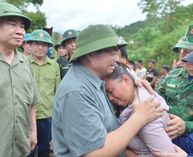 Thủ tướng chia sẻ cùng nỗi mất mát về người và tài sản của nhân dân Điện Biên khi cơn lũ dữ quét qua. anh-chinh.jpg