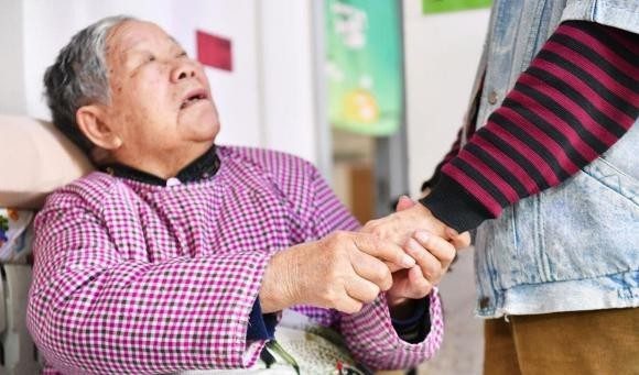 Có hai điều tưởng chừng vô hại nhưng nếu buột miệng nói ra, người già có thể tự làm khó chính mình và khiến người thân xa cách (Ảnh minh họa) Có hai điều tưởng chừng vô hại nhưng nếu buột miệng nói ra, người già có thể tự làm khó chính mình và khiến người thân xa cách (Ảnh minh họa)