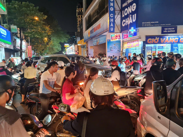 Tắc đường "không lối thoát" ở một tuyến phố Hà Nội. Ảnh: Mai Loan. xe-may.jpg