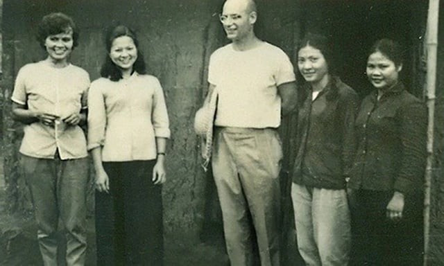 Giáo sư Hoàng Xuân Sính (ngoài cùng bên trái) và thầy giáo hướng dẫn luận án tiến sĩ của mìnhAlexander Grothendieck (đứng giữa). gs-hxs.jpg