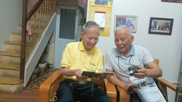 Tặng quà và hướng dẫn sử dụng tay nắm trị liệu cho người 87 tuổi. Ảnh: NVCC. tay-nam-tri-lieu-2.png