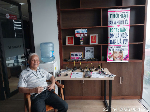 "Có tay nắm, ôm là ngủ, đập là vui". Ảnh: NVCC. tay-nam-tri-lieu-5.jpg