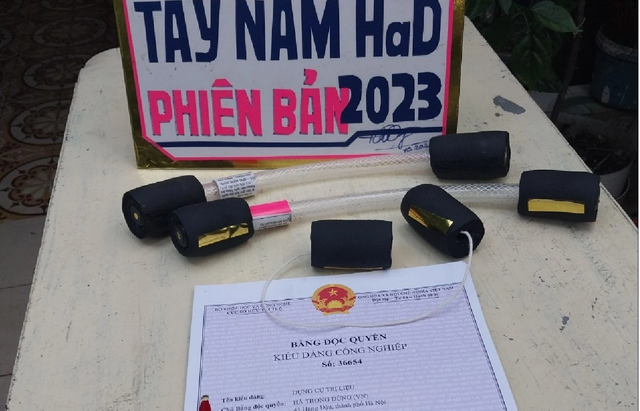 Sản phẩm "Tay nắm trị liệu" đã được Cục Sở hữu Trí tuệ cấp bằng độc quyền. Ảnh: NVCC. tay-nam-tri-lieu-2297.png