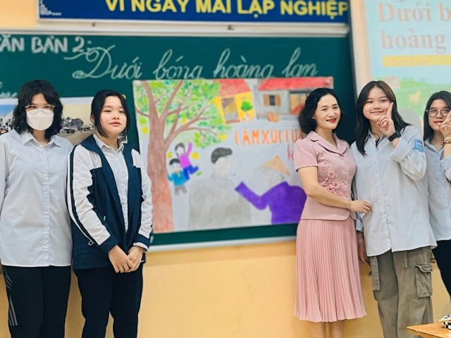 Cô giáo Lê Thị Hương Giang và các học trò. z6817348045271-f69d7375e6909018671a31cdb299975b.jpg