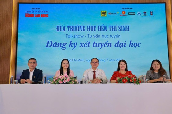 Các chuyên gia, đại diện các trường ĐH trả lời nhiều câu hỏi của bạn đọc gửi đến chương trình.Ảnh: QUANG LIÊM Các chuyên gia, đại diện các trường ĐH trả lời nhiều câu hỏi của bạn đọc gửi đến chương trình.Ảnh: QUANG LIÊM