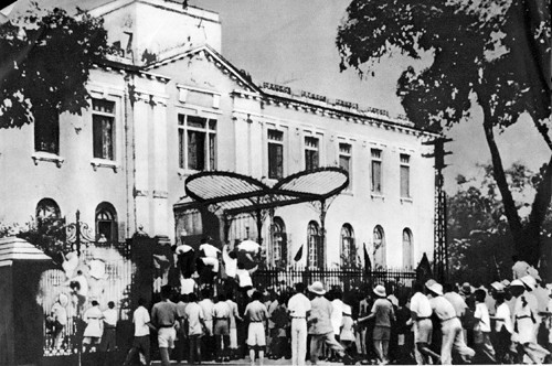 Ngày 19/8/1945, Tổng khởi nghĩa ở Hà Nội, các lực lượng quần chúng cách mạng đánh chiếm Bắc Bộ Phủ (Nguồn: Báo điện tử Đảng Cộng sản Việt Nam). Ảnh tư liệu. cmt84.jpg