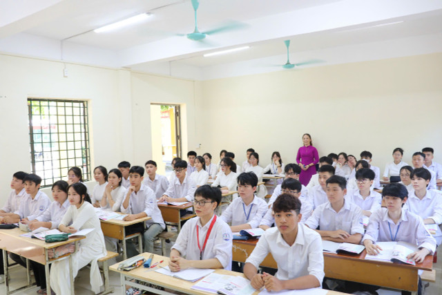 Cô Liên và các học trò 2k7 trong giờ học chính khóa. Ảnh: NVCC. co-lien-3.jpg