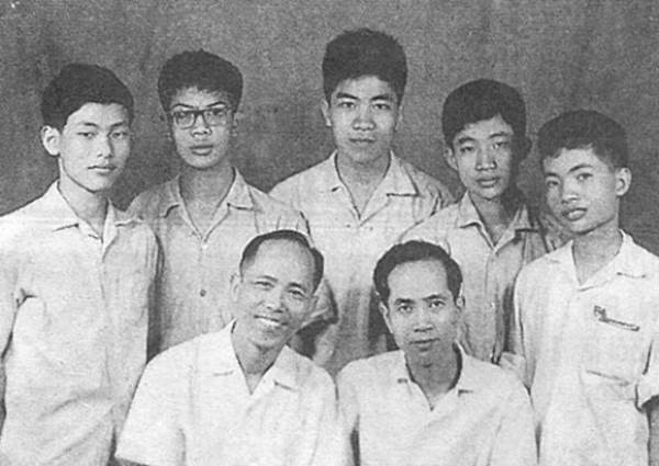 Thầy Phan Đức Chính cùng Thầy Lê Hải Châu với đội tuyển Việt Nam tham dự IMO 1974. phan-duc-chinh-3.jpg