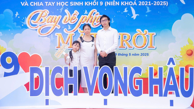 Nam sinh Manh Đức cùng mẹ và em gái. Ảnh: NTCC. manh-duc-4.jpg