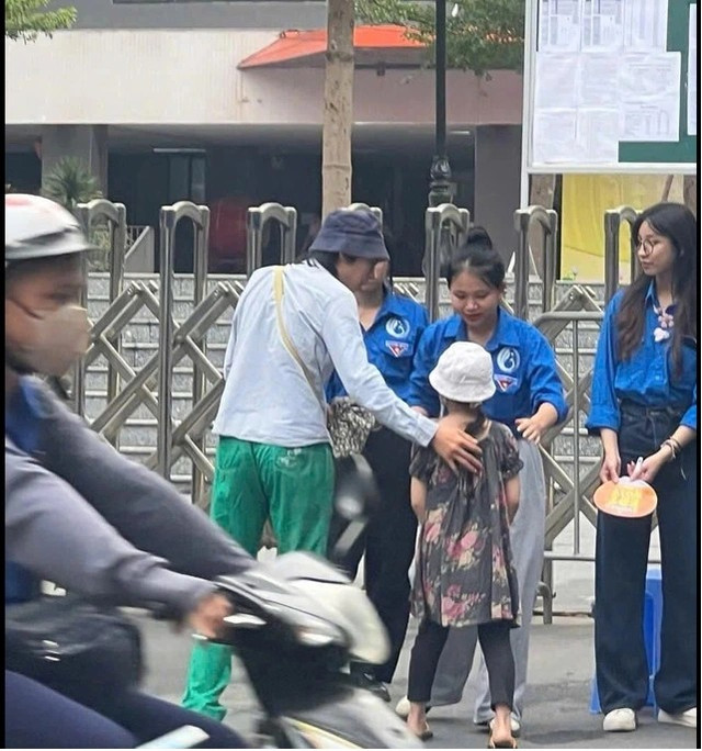 Mạnh Đức đã mang theo em gái trong những ngày thi vào lớp 10. Ảnh: MXH. manh-duc.png
