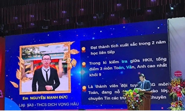 Nam sinh được Nhà trường vinh danh vì có thành tích xuất sắc trong học tập tại Lễ Tổng kết năm học vừa qua. Ảnh: NTCC. manh-duc-2.png