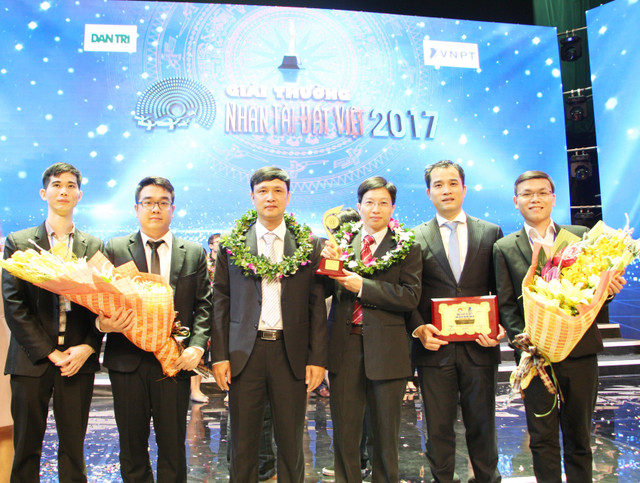 Nhóm tác giả nhận giải Nhân tài Đất Việt. Ảnh: UET. ts-son.jpg