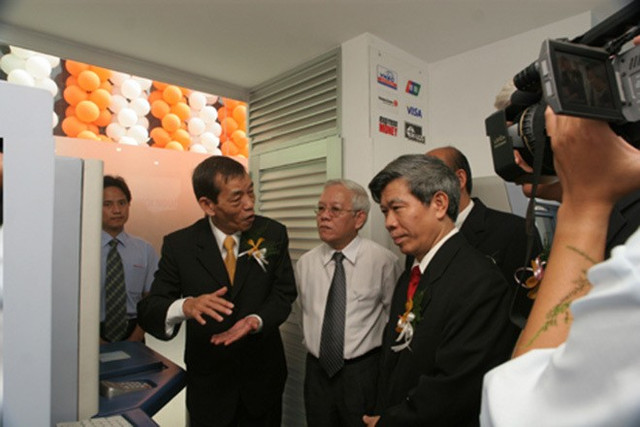 Ông Đỗ Đức Cường đang trình bày về máy ATM. do-duc-cuong.jpg