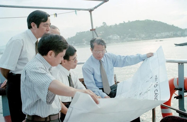 Chủ tịch nước Trần Đức Lương kiểm tra quy hoạch Vịnh Hạ Long, nhằm đảm bảo phát triển kinh tế và bảo vệ cảnh quan môi trường (15.10.1997). Ảnh: Trọng Nghiệp/TTXVN. 4-tran-duc-luong.jpg
