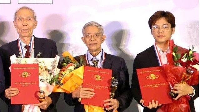 PGS.TSKH. Vũ Cao Minh (ngoài cùng bìa trái) và nhóm tác giả lên nhận giải thưởng Trần Đại Nghĩa được trao ngày 16/5. Ảnh: Minh Đức. vu-cao-minh.png