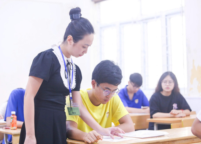 Thí sinh làm thủ tục dự thi chiều 25/6. z6740982343051-7ad8a2dae403b20de0e119176c3a9305.jpg