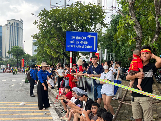 Các tình nguyên viên cũng tích cực hỗ trợ Nhân Dân. 4-7871.jpg