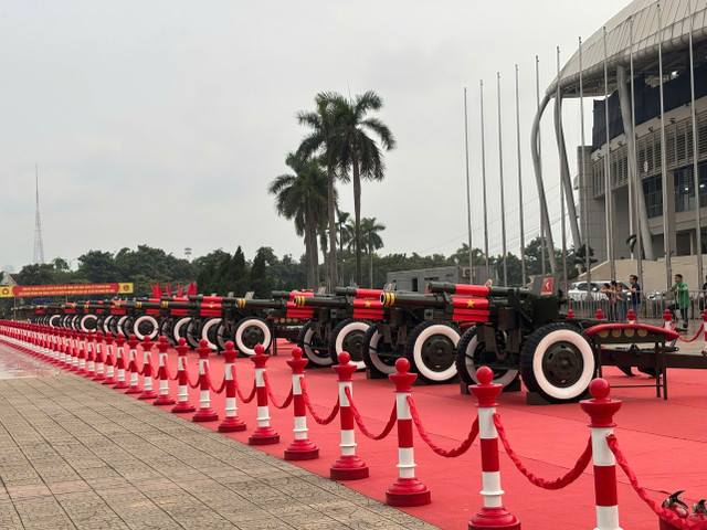 Trước đó, tối 19/8, dàn pháo lễ được các phương tiện chuyên dụng vận chuyển từ Lữ đoàn pháo binh 45 về Sân vận động Quốc gia Mỹ Đình, sau gần 1,5 tiếng hành quân. z6930543721944-527d36f74a7d3914dc177c3966839866.jpg