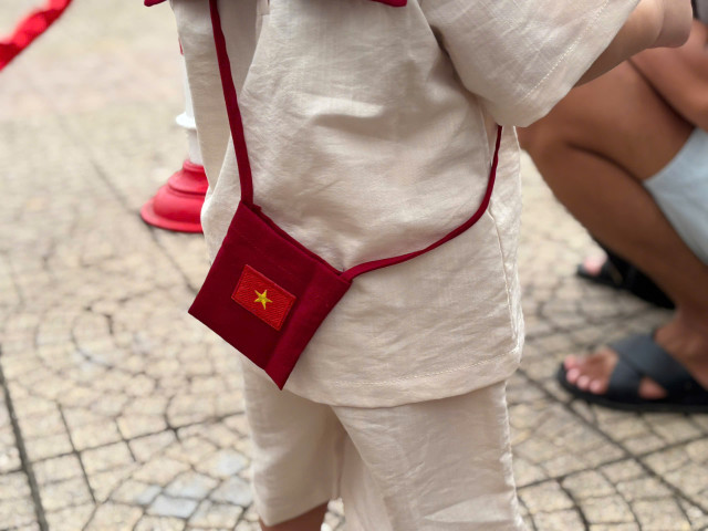 Chiếc túi có màu cờ đỏ sao vàng. z6930543691707-37594962fd5e8067badbb05469830d6d.jpg