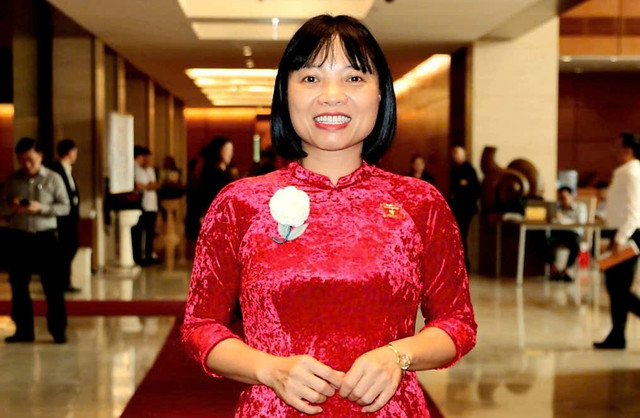 Đại biểu Nguyễn Thị Việt Nga trao đổi với PV bên hành lang Quốc hội. Ảnh: Mai Loan. viet-nga.jpg