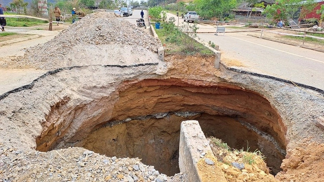 Hố sụt ngày 29/3 trên quốc lộ 3B. Ảnh: Trung tâm văn hóa huyện Na Rì. ho-sut-lun.png