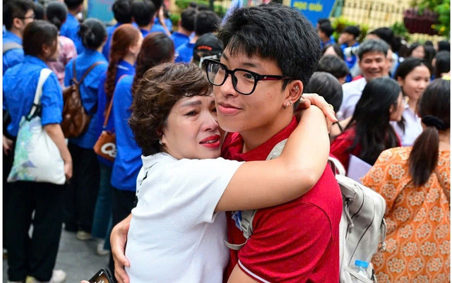 Vòng tay ôm động viên, Kỳ thi tốt nghiệp THPT năm 2025. Ảnh: Minh Sơn/CP. thi-truot.jpg