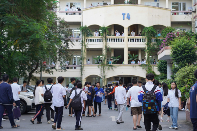 Các thí sinh tham dự kỳ thi vào lớp 10 Trường THPT chuyên Khoa học Tự nhiên (Trường ĐH Khoa học Tự nhiên, ĐH Quốc gia Hà Nội) sáng 1/6. chuyen-khtn-2.jpg