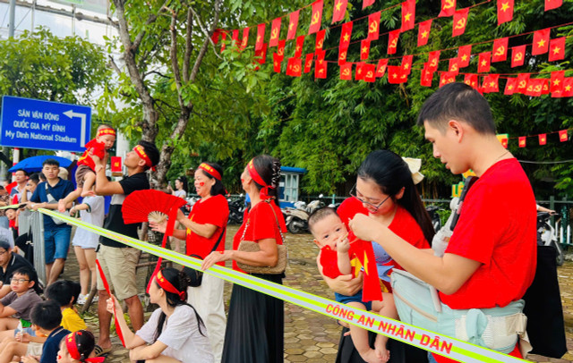 Những em bé cũng được bố mẹ cho đi theo. 6.jpg