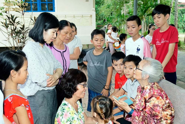GS. Lê Kim Ngọc trò chuyện với các mẹ và trẻ em làng SOS. le-kim-ngoc-2.jpg