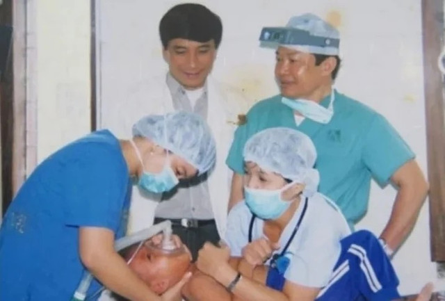BS Trần Thành Trai (ngoài cùng bìa phải) đang hướng dẫn một ca phẫu thuật. Ảnh tư liệu. tran-thanh-trai.png